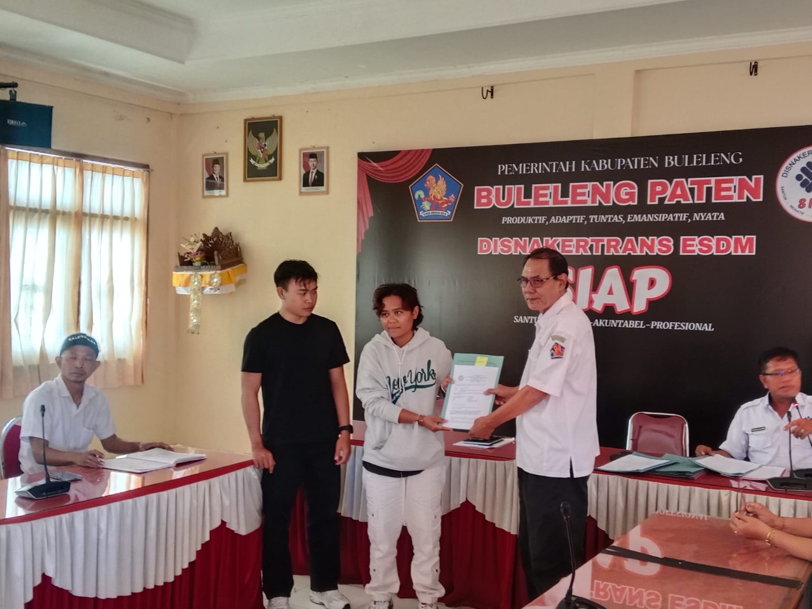Penyerahan Perjanjian Penempatan kepada 12 Calon Pekerja Migran ...